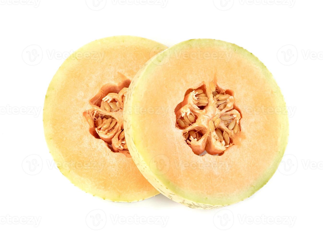 Fruta de melón melón naranja en rodajas aislado sobre fondo blanco. foto