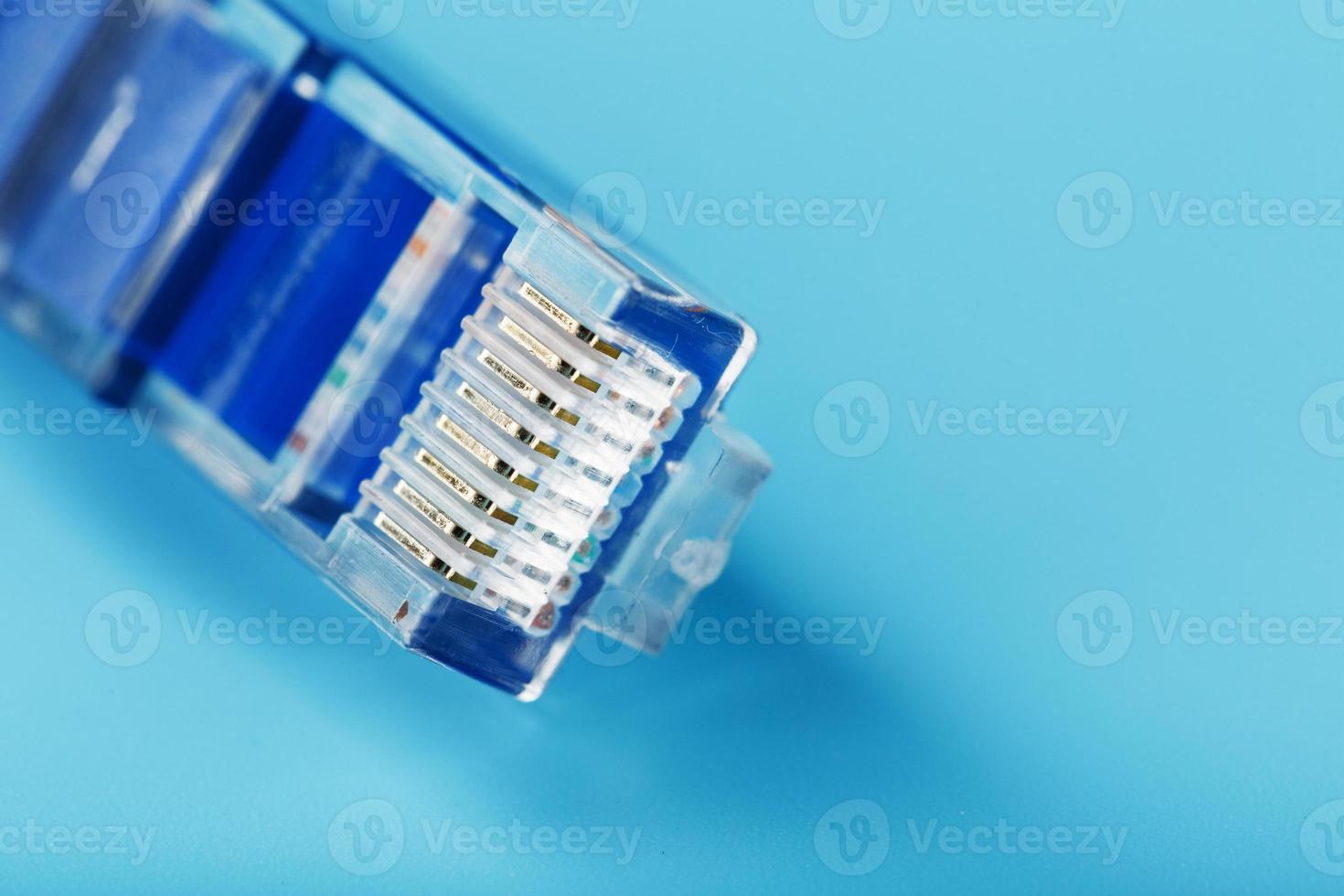 conector de cable ethernet cable de parche primer plano sobre un fondo azul con espacio libre foto