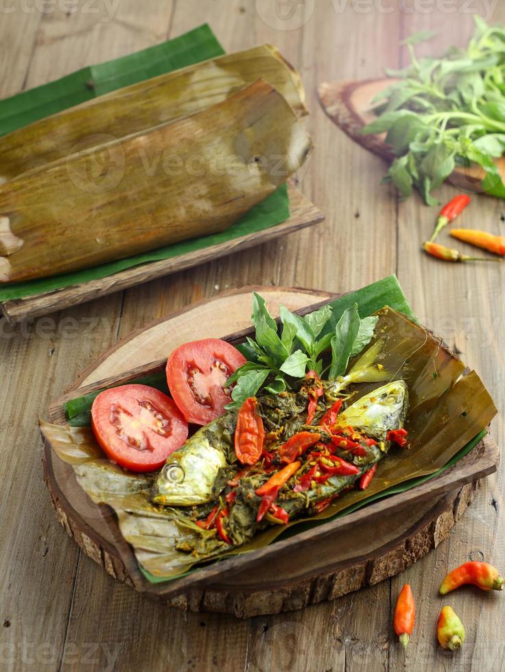 ikan pepes cocina indonesia pescado al vapor y a la parrilla envuelto en hojas de plátano foto