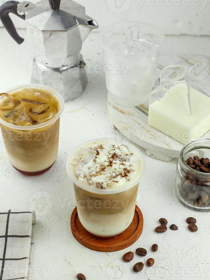 café helado con leche, sirope de chocolate y hielo foto