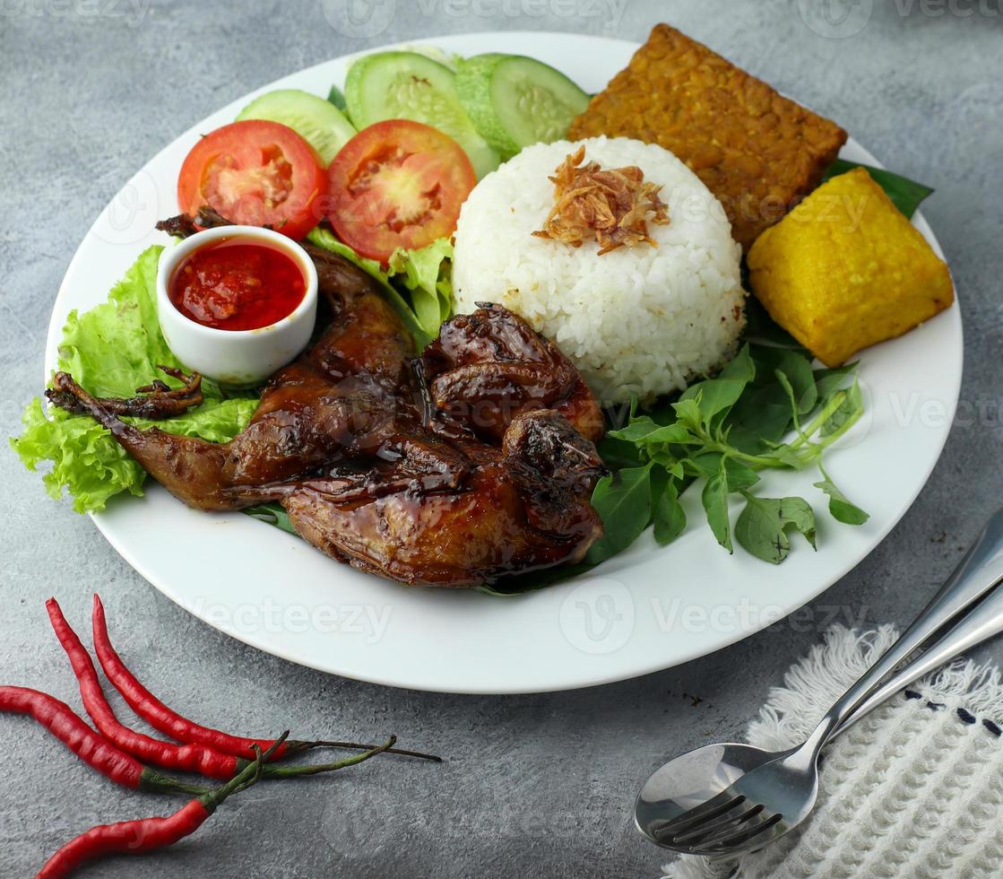 delicioso pollo al horno crujiente recién horneado es apetitoso servido en un plato de madera foto