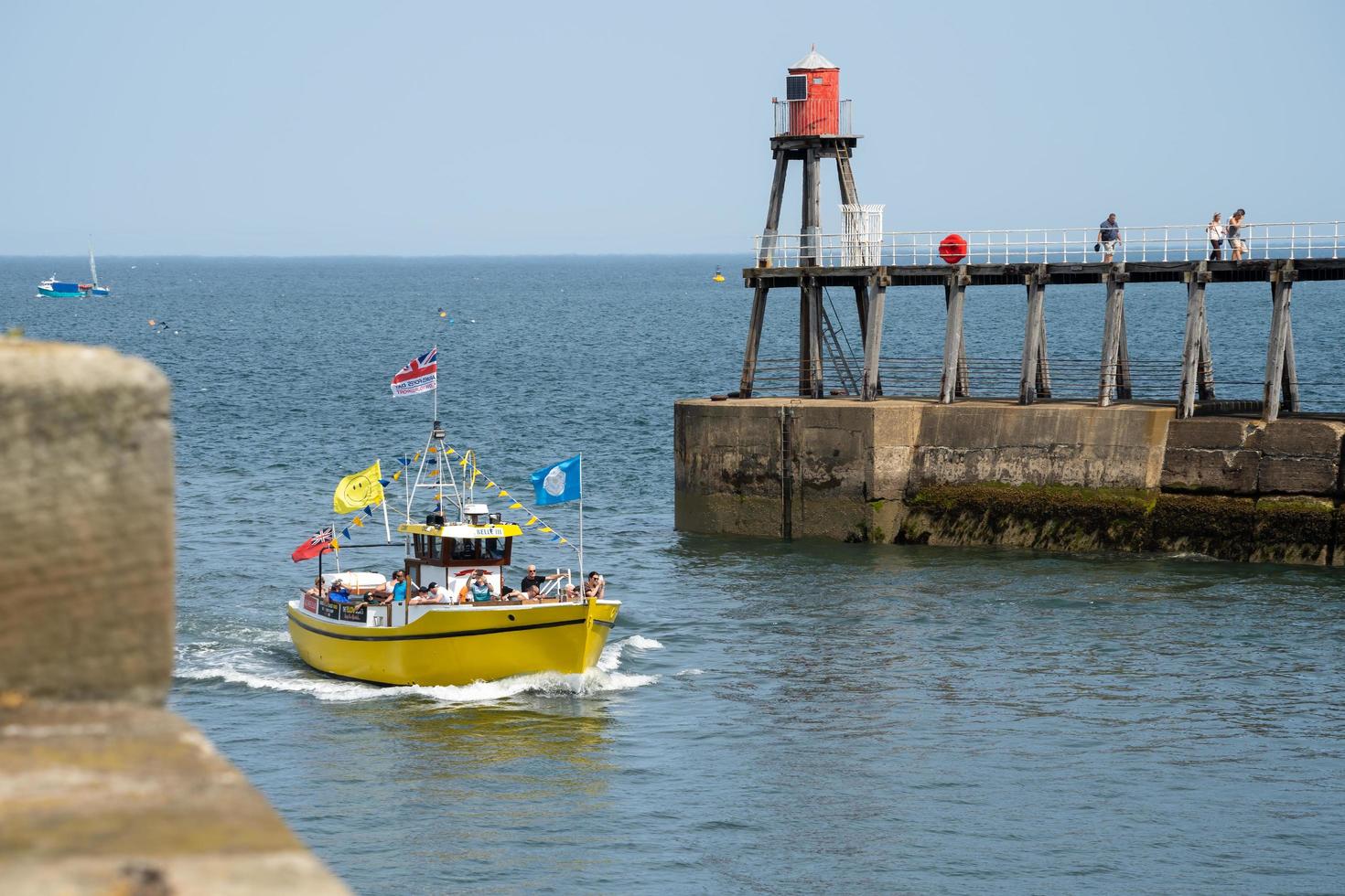 whitby, yorkshire del norte, reino unido - 19 de julio. barco de recreo rumbo a tinto whitby, yorkshire del norte el 19 de julio de 2022. personas no identificadas foto