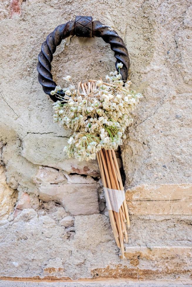 pienza, toscana, italia - 19 de mayo. herrajes decorativos unidos a una pared en pienza el 19 de mayo de 2013 foto