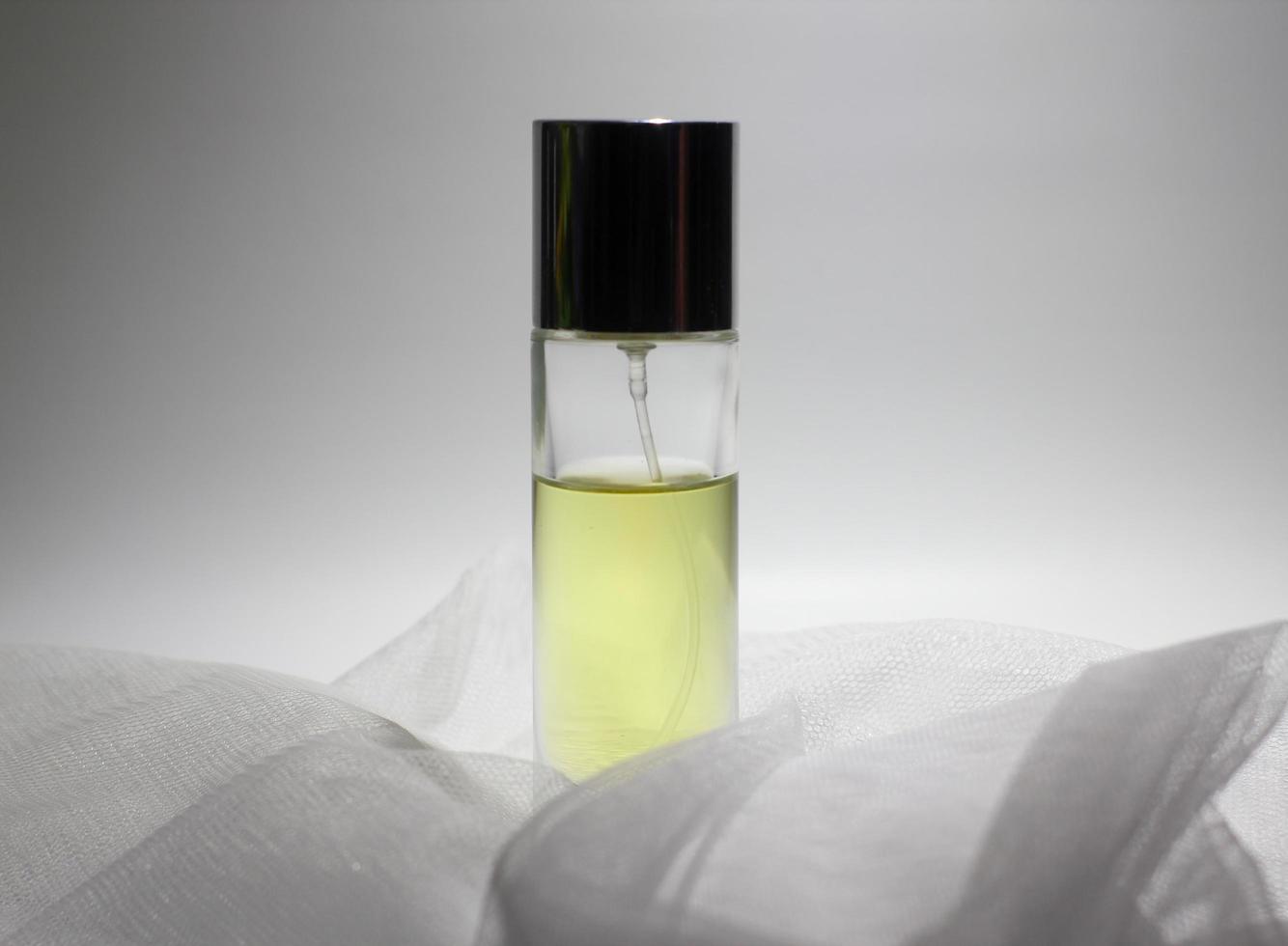 frasco de perfume transparente en estudio fotográfico, frasco de vidrio de perfume transparente con tapón de pulverización foto