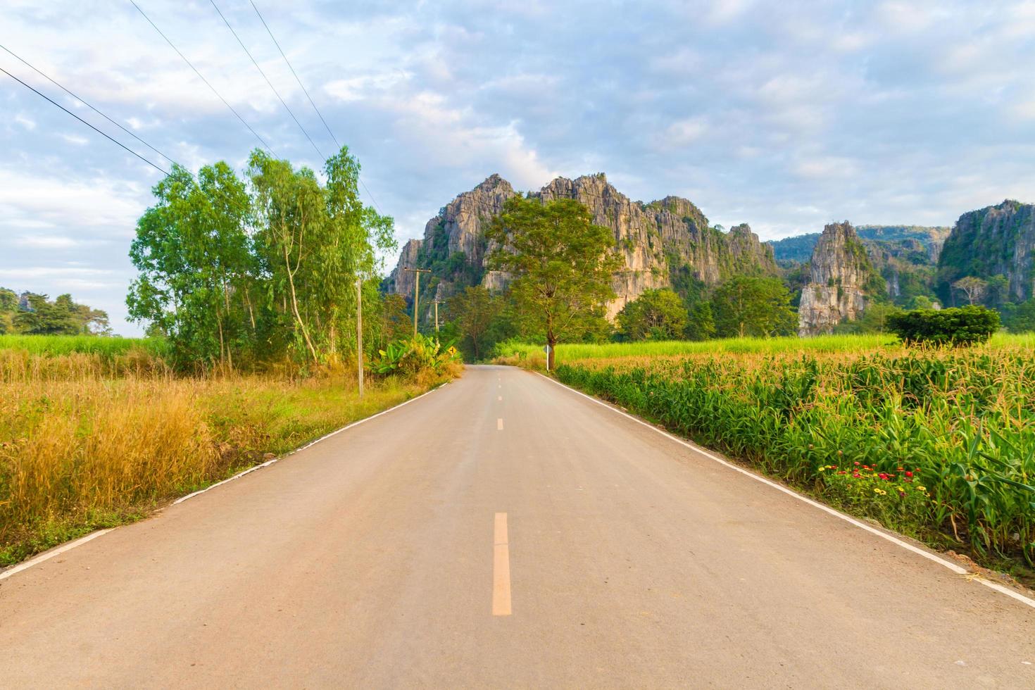 hermoso paisaje con carretera, montañas y cielo azul. concepto de viaje foto