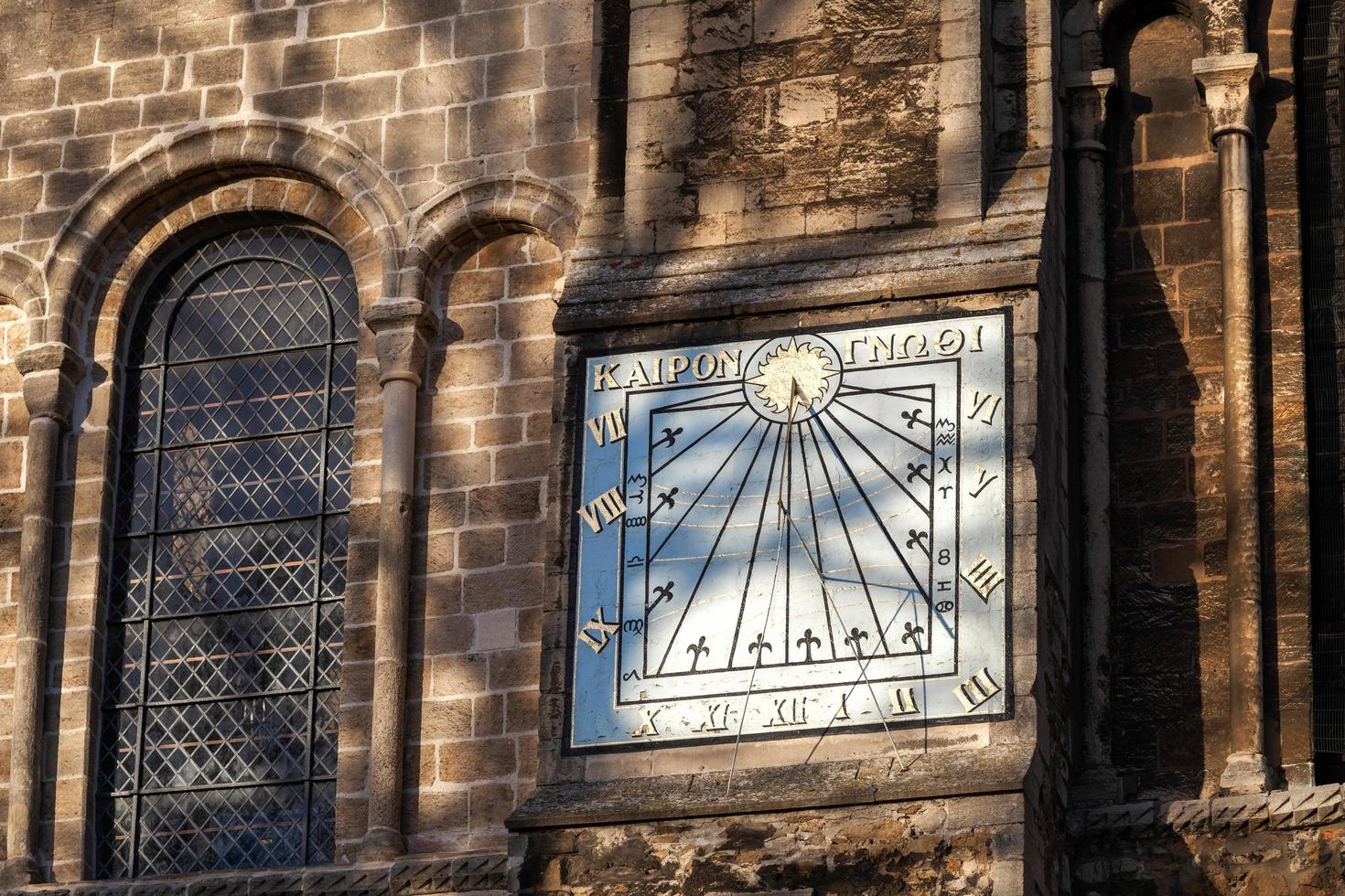 ely, cambridgeshire, reino unido - 23 de noviembre reloj de sol en la catedral de ely en ely el 23 de noviembre de 2012 foto