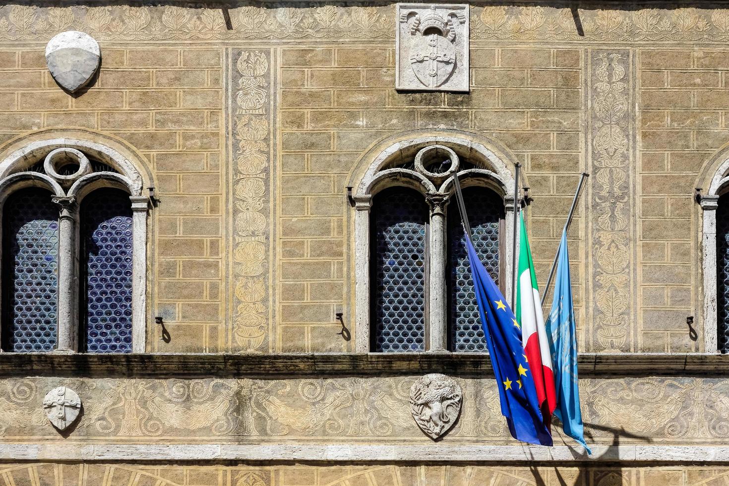 pienza, toscana, italia - 19 de mayo banderas unidas a la catedral en pienza toscana el 19 de mayo de 2013 foto