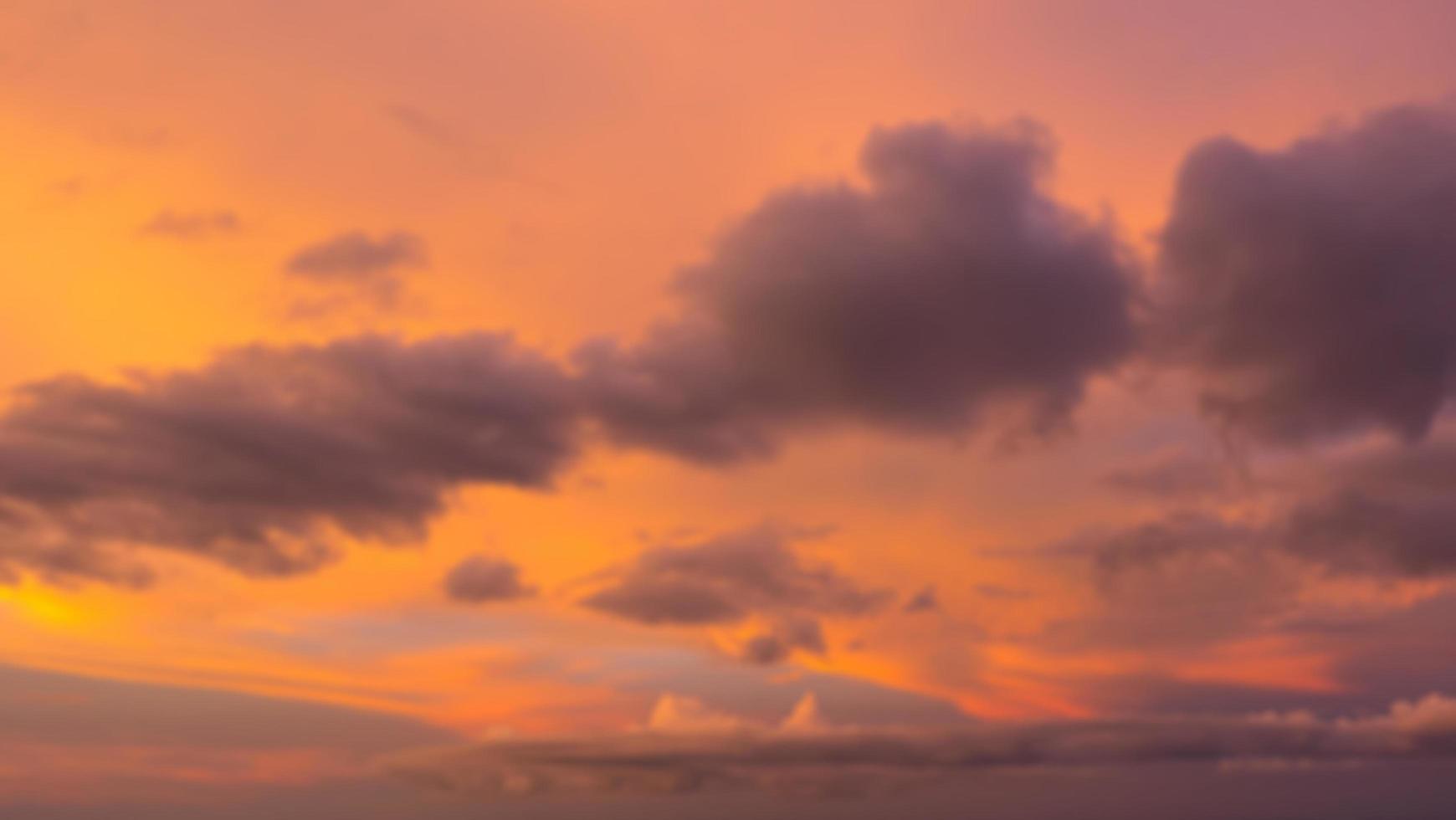 espectacular cielo al atardecer con nubes. imagen borrosa o desenfocada. foto