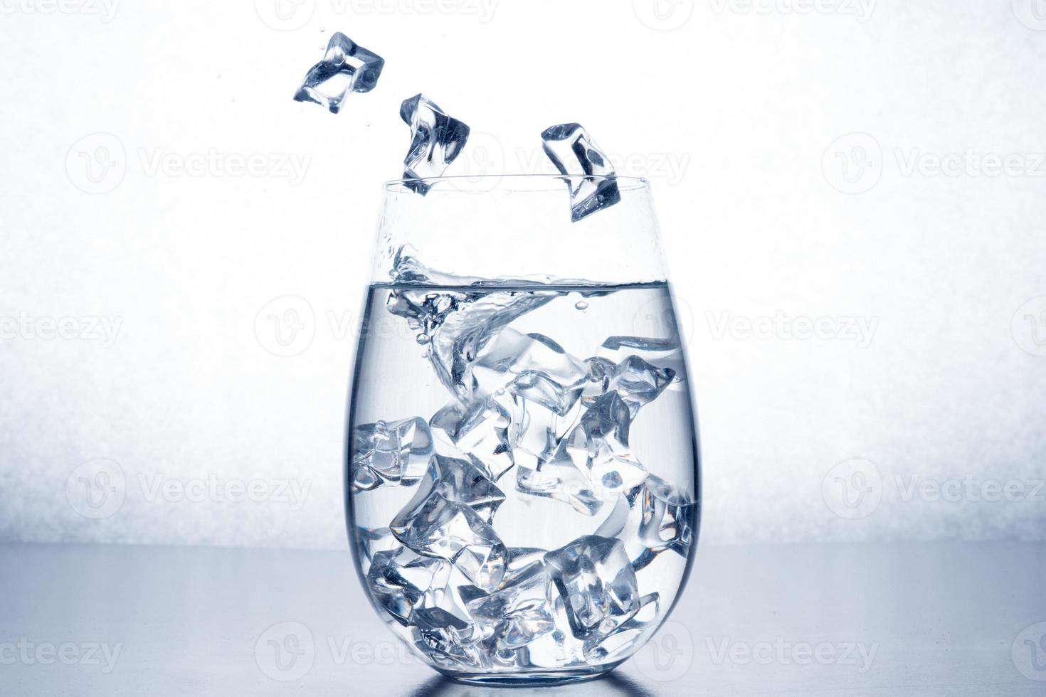 vaso de agua con cubitos de hielo. foto