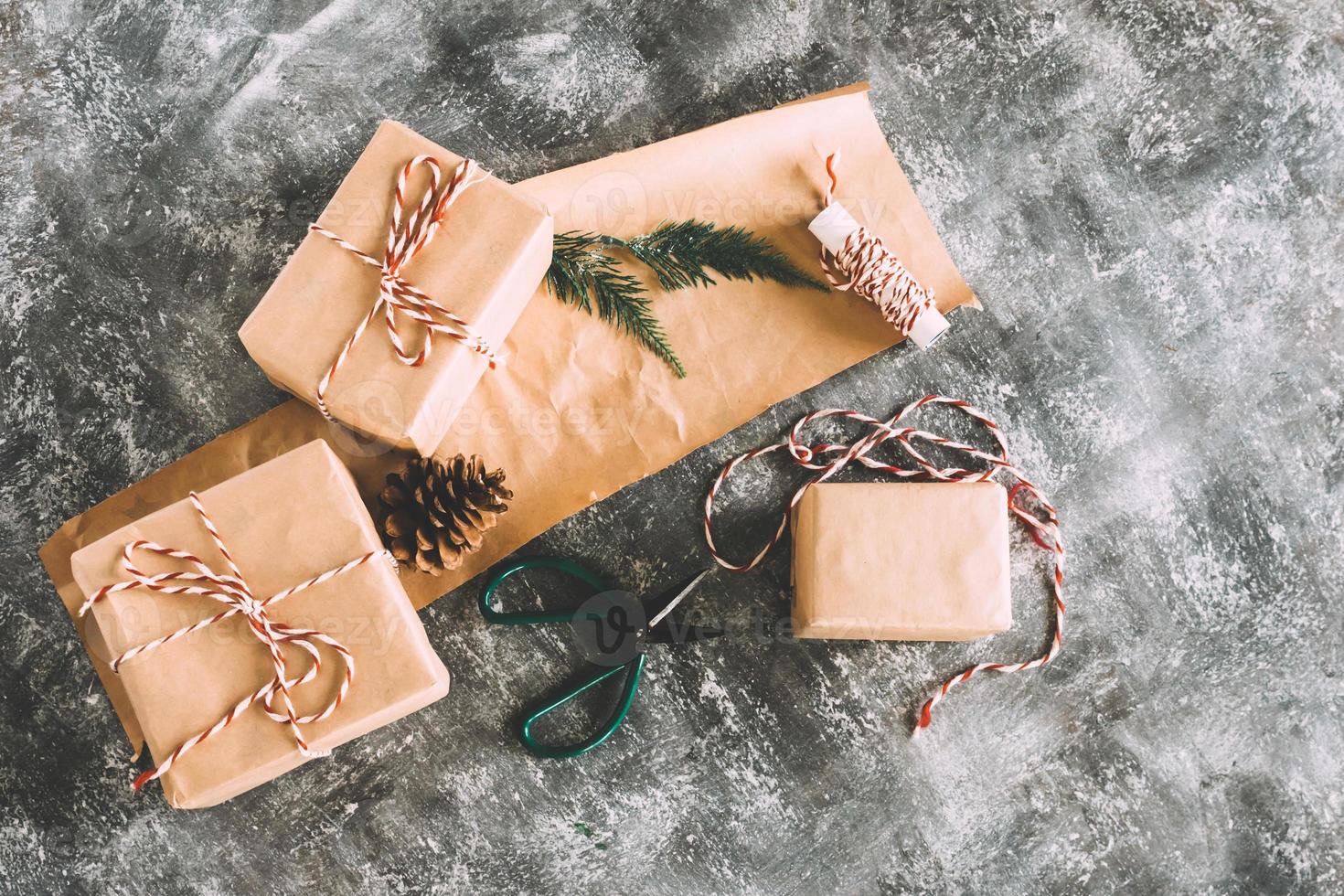 preparación de regalos de Navidad sobre fondo gris grunge. foto