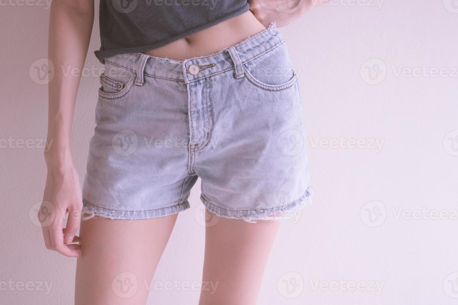 foto de una chica con shorts de mezclilla azul.
