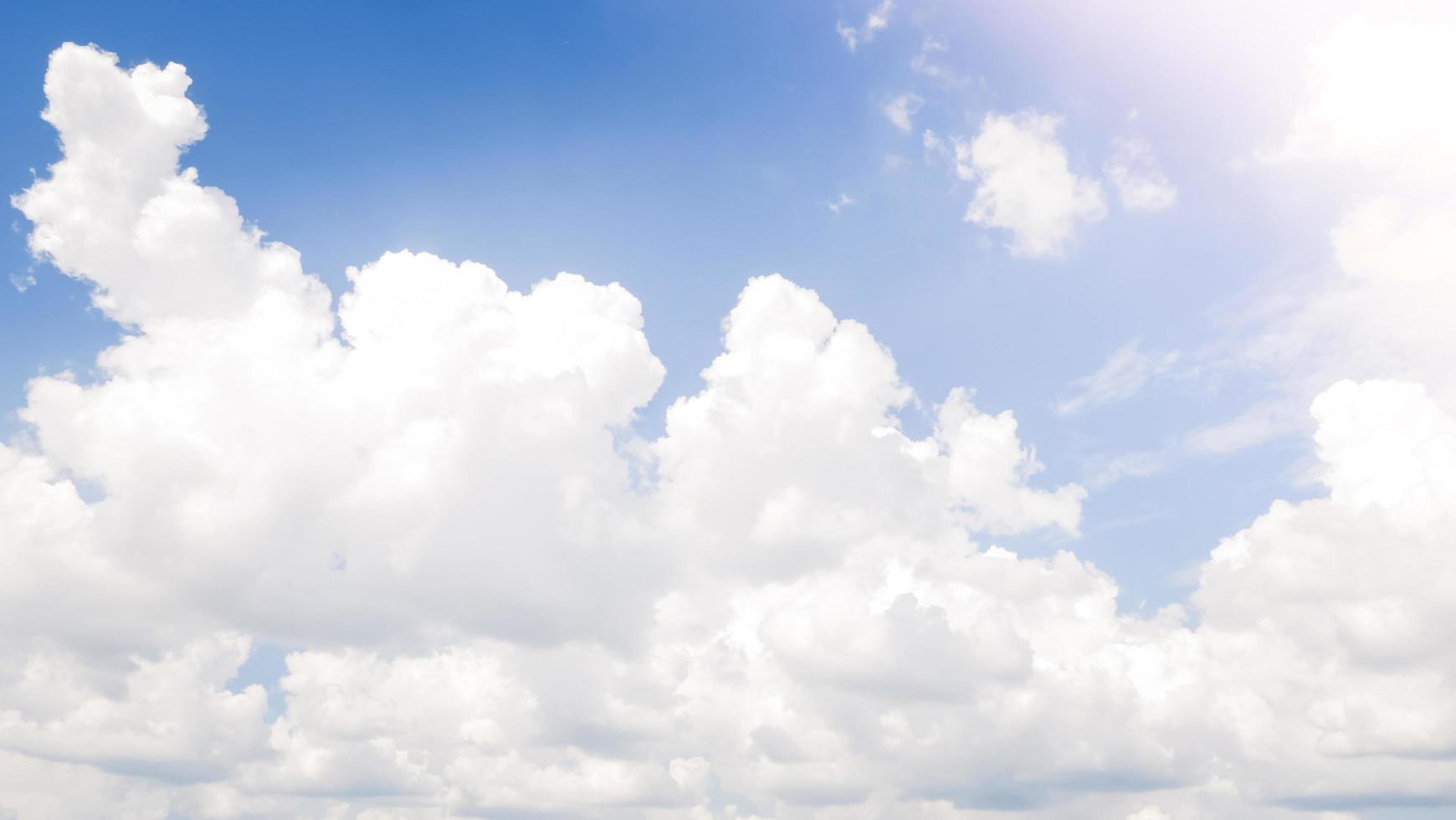 hermosas nubes con cielo azul y luz solar. foto