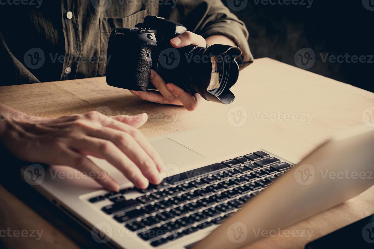 primer plano del fotógrafo editando sus imágenes en la computadora portátil. foto