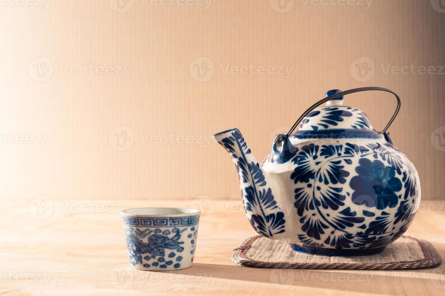 estilo chino de cerámica de la tetera en la mesa de madera. foto
