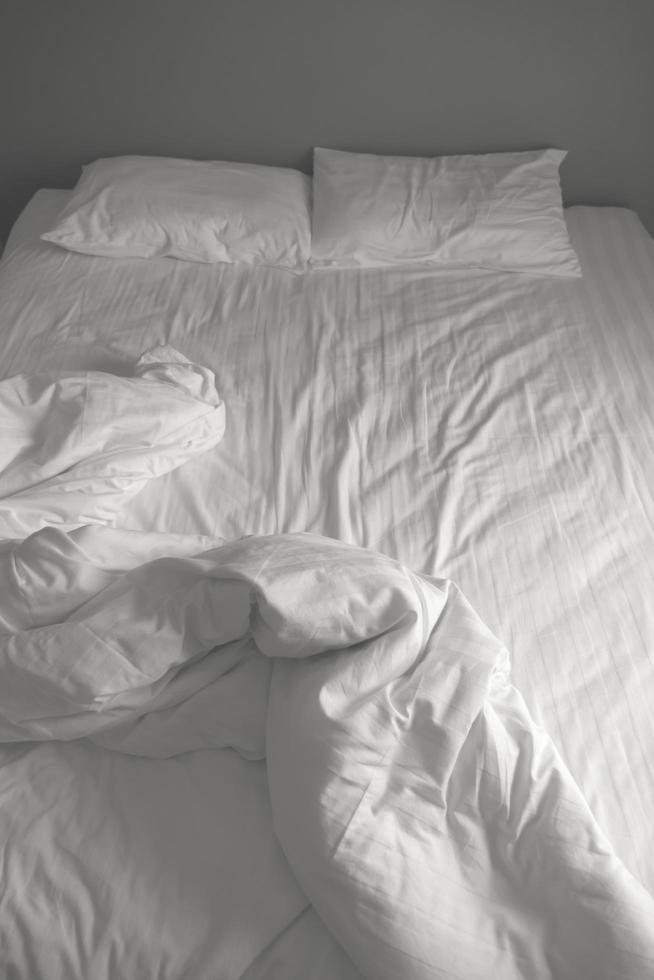 sábanas y almohadas blancas desordenadas. tono blanco y negro foto