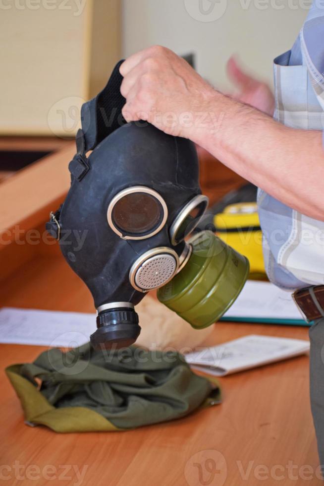 un hombre sostiene una máscara de gas. primer plano de máscara de gas gp-7. estudios de defensa civil. foto