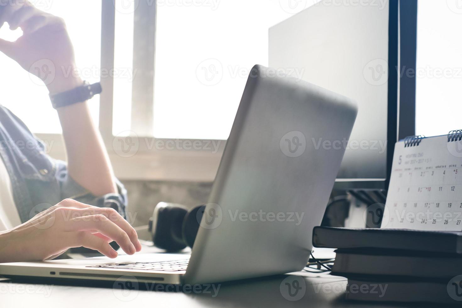 hombre casual que usa la computadora en el escritorio. foto