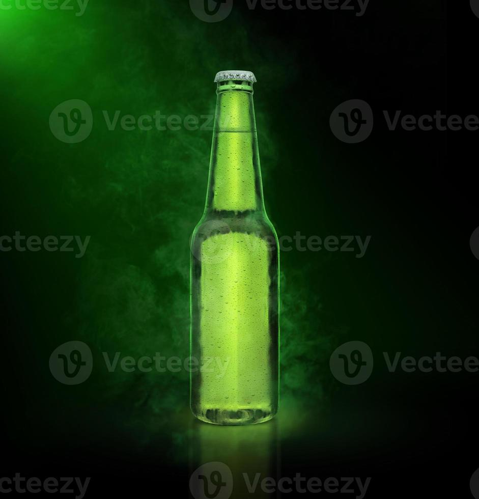 botella de cerveza con gotas de agua en el fondo de humo de color verde foto