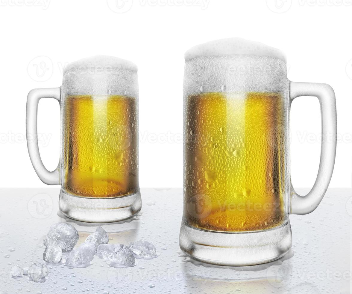 vaso de cerveza con gotas de agua y cubitos de hielo sobre fondo blanco foto