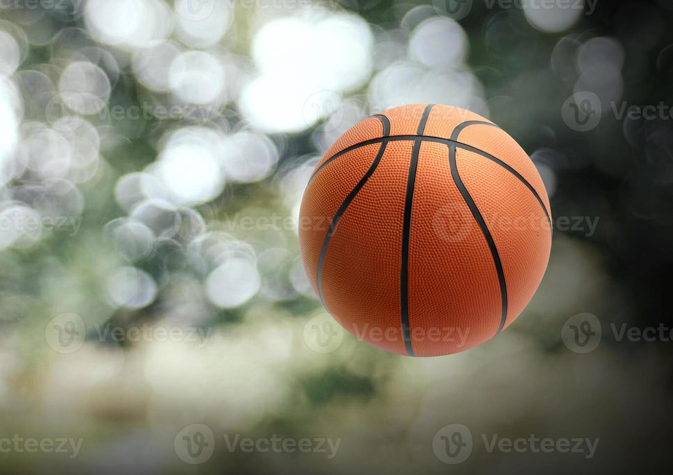 pelotas de baloncesto en el fondo borroso del bokeh foto