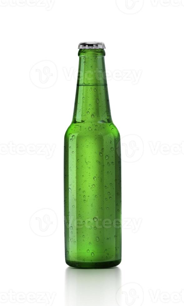 botella de cerveza con gotas de agua sobre un fondo blanco. renderizado 3d foto