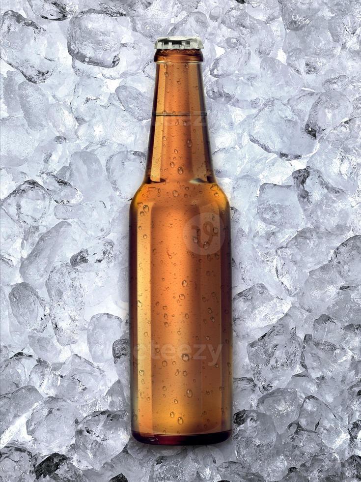 botella de cerveza sobre fondo de cubitos de hielo foto