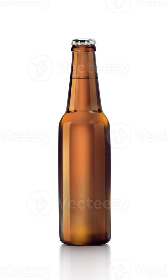 botella de cerveza marrón sobre un fondo blanco. renderizado 3d foto