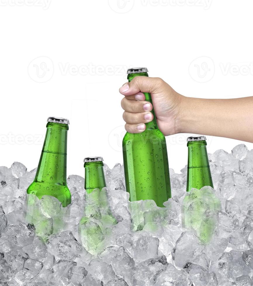 hombre que sostiene una botella de cerveza fría en un cubo de hielo con una botella de cerveza fría foto