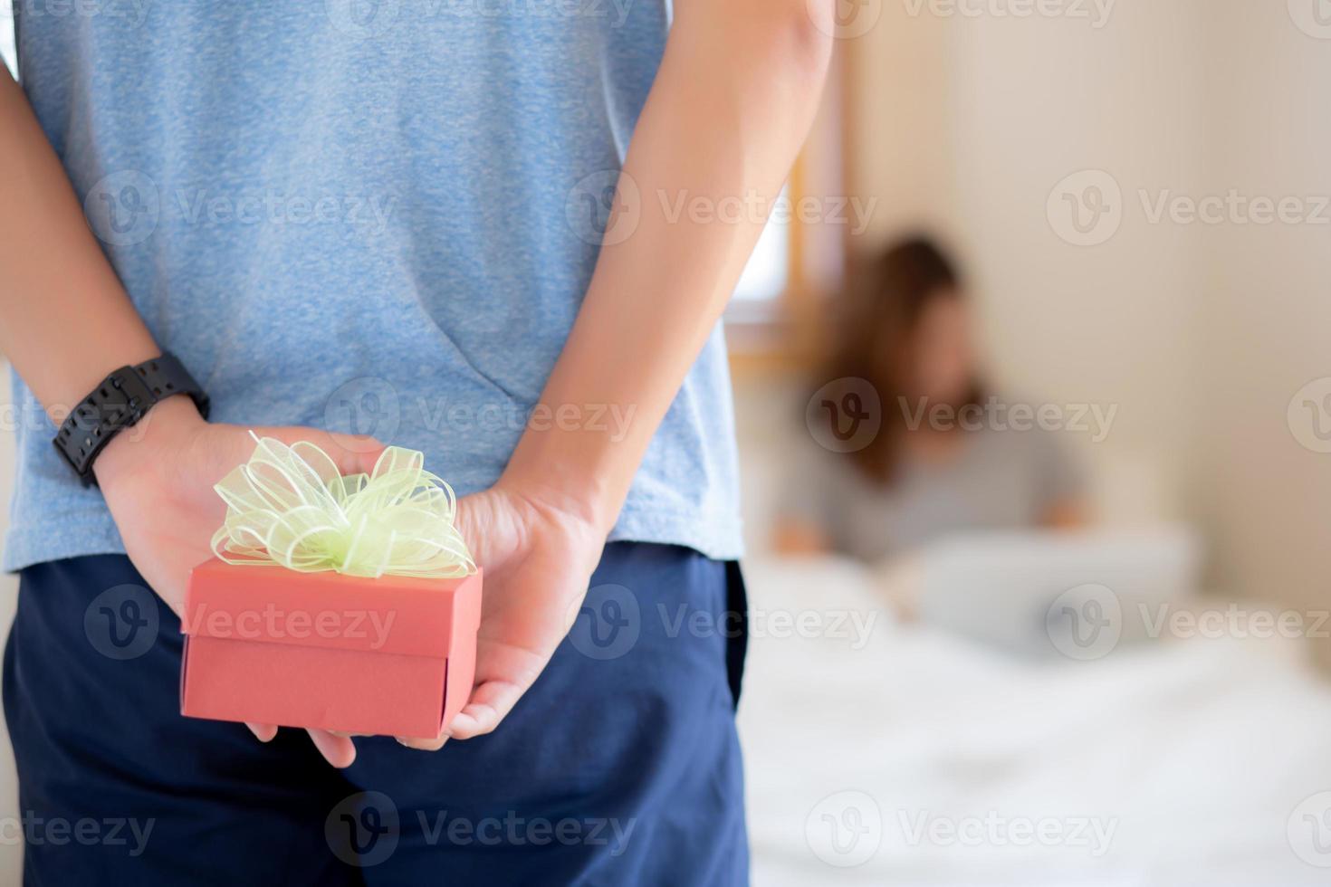 hermosa joven pareja asiática enamorada caja de regalo sorpresa en el dormitorio en casa, aniversario familiar con disfrute y romántico juntos esposa y esposo con relación, celebrando el concepto de día de san valentín. foto