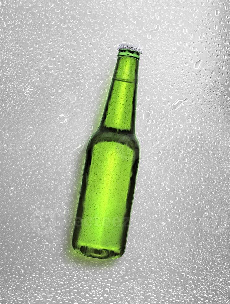 botella de cerveza con gotas de agua sobre fondo de gotas de agua foto