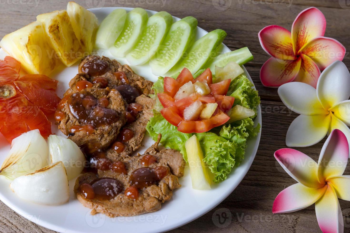 bistec a la parrilla con ensalada de verduras foto