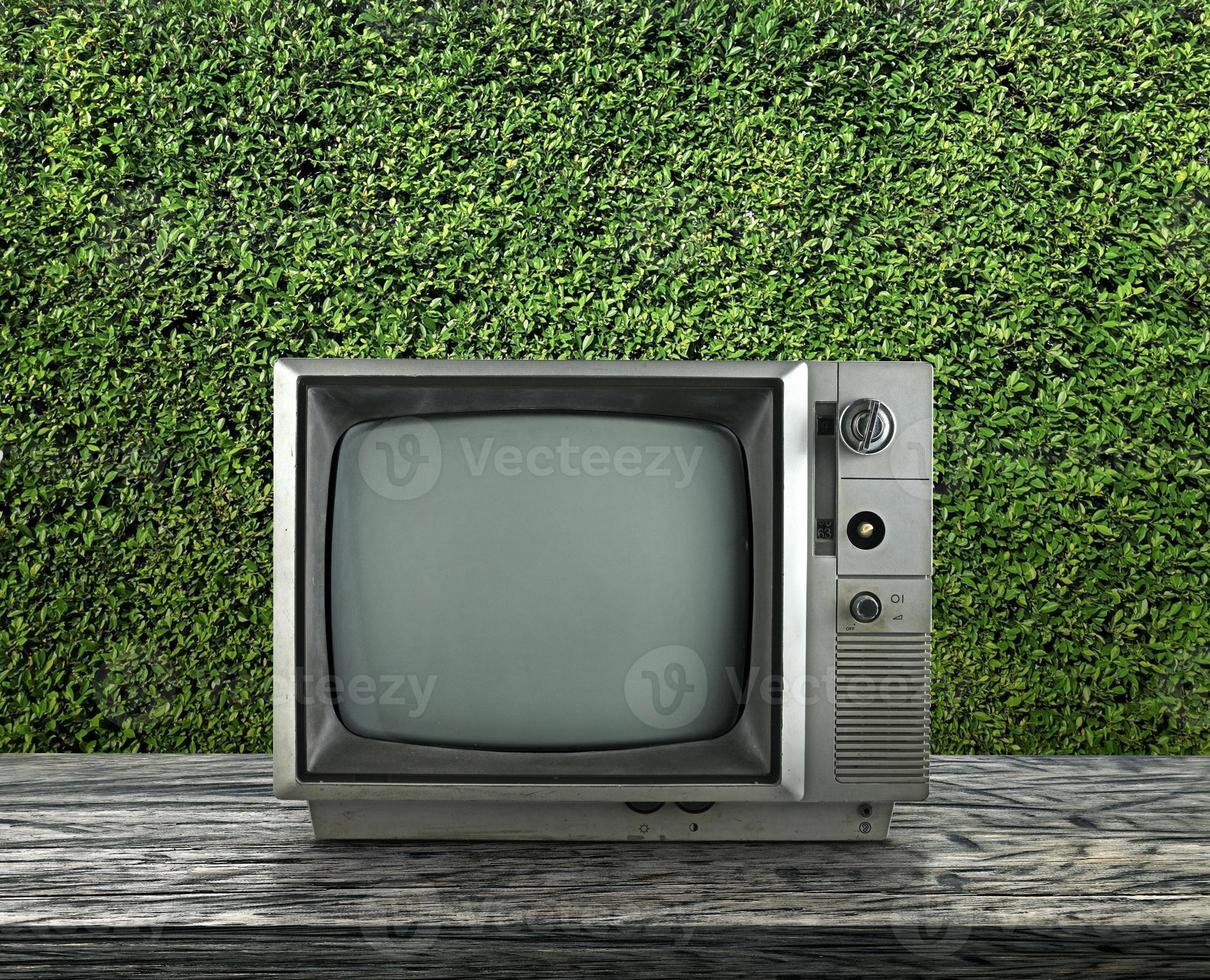 viejo televisor vintage en madera con fondo negro, retro, estilo tv vintage foto