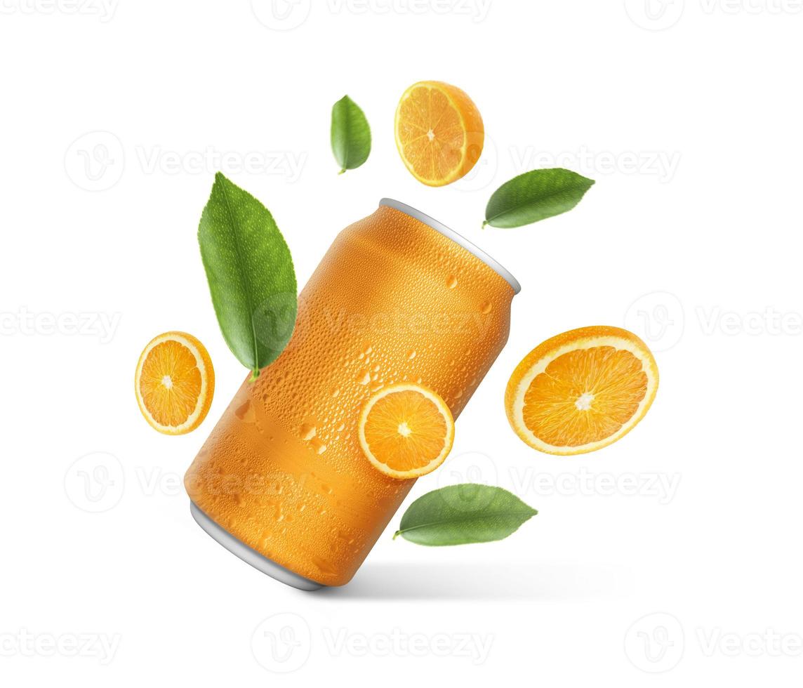 lata de refresco naranja de aluminio y naranjas jugosas que caen con hojas verdes aisladas en el fondo. rebanadas voladoras de naranjas desenfocadas. aplicable para publicidad de jugo de frutas foto