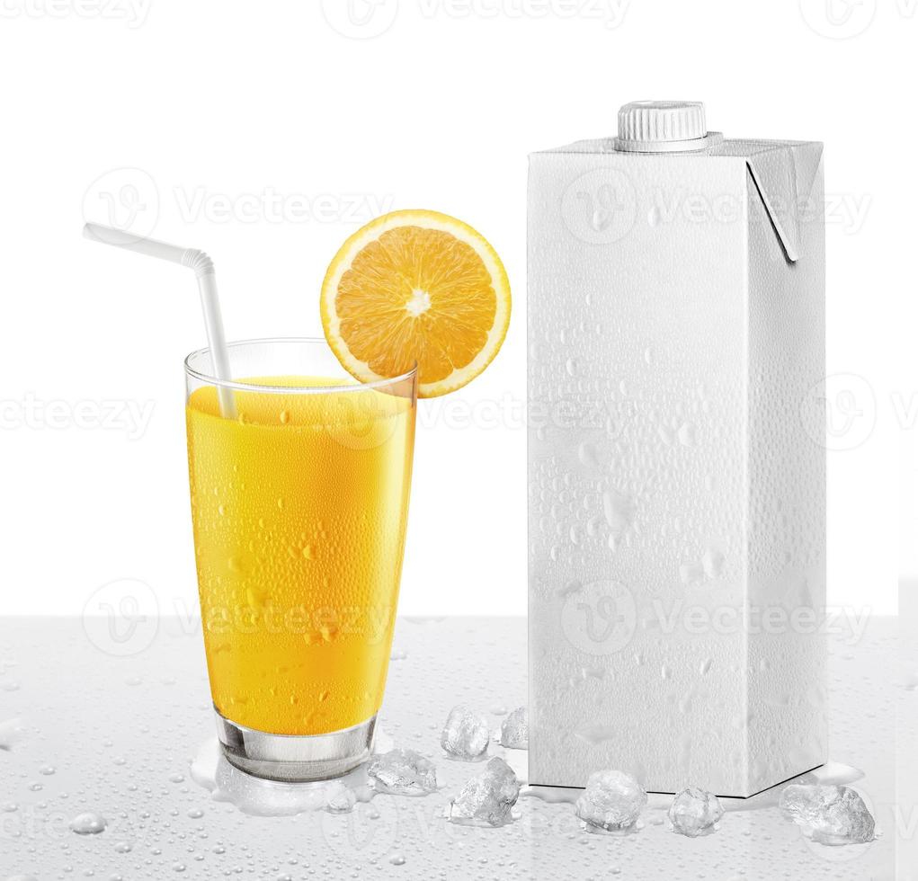 jugo de naranja fresco con frutas y cajas de paquetes con gotas de agua foto
