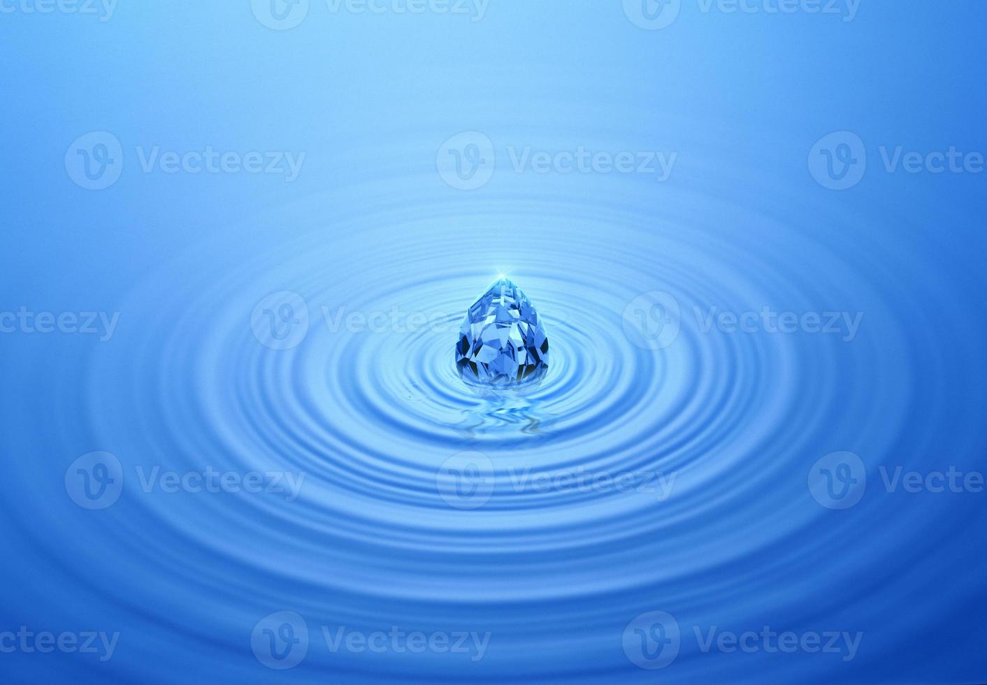 diamante azul en agua ondulada con reflejo foto