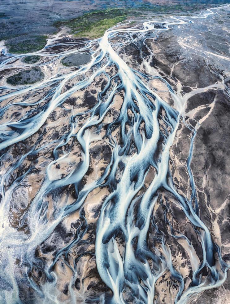 vista aérea del patrón abstracto de los ríos glaciares en la tierra en las tierras altas de islandia foto