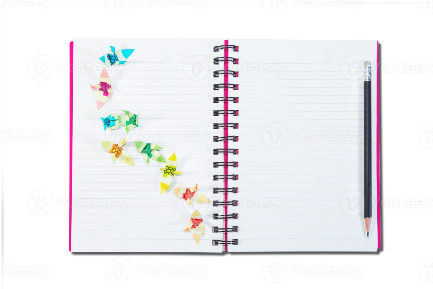 primer plano abierto nota libro con lápiz, aislado sobre fondo blanco,trazado de recorte foto