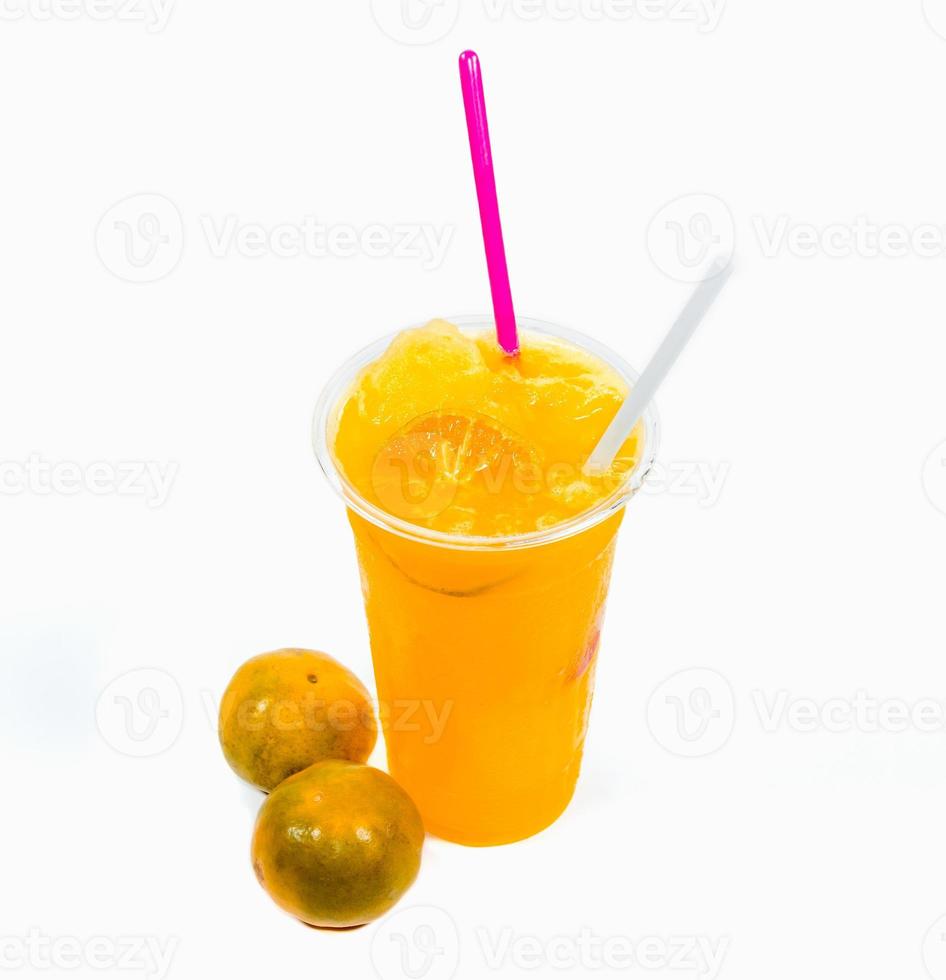 hielo granizado con naranja en un vaso de plástico de fondo blanco. foto