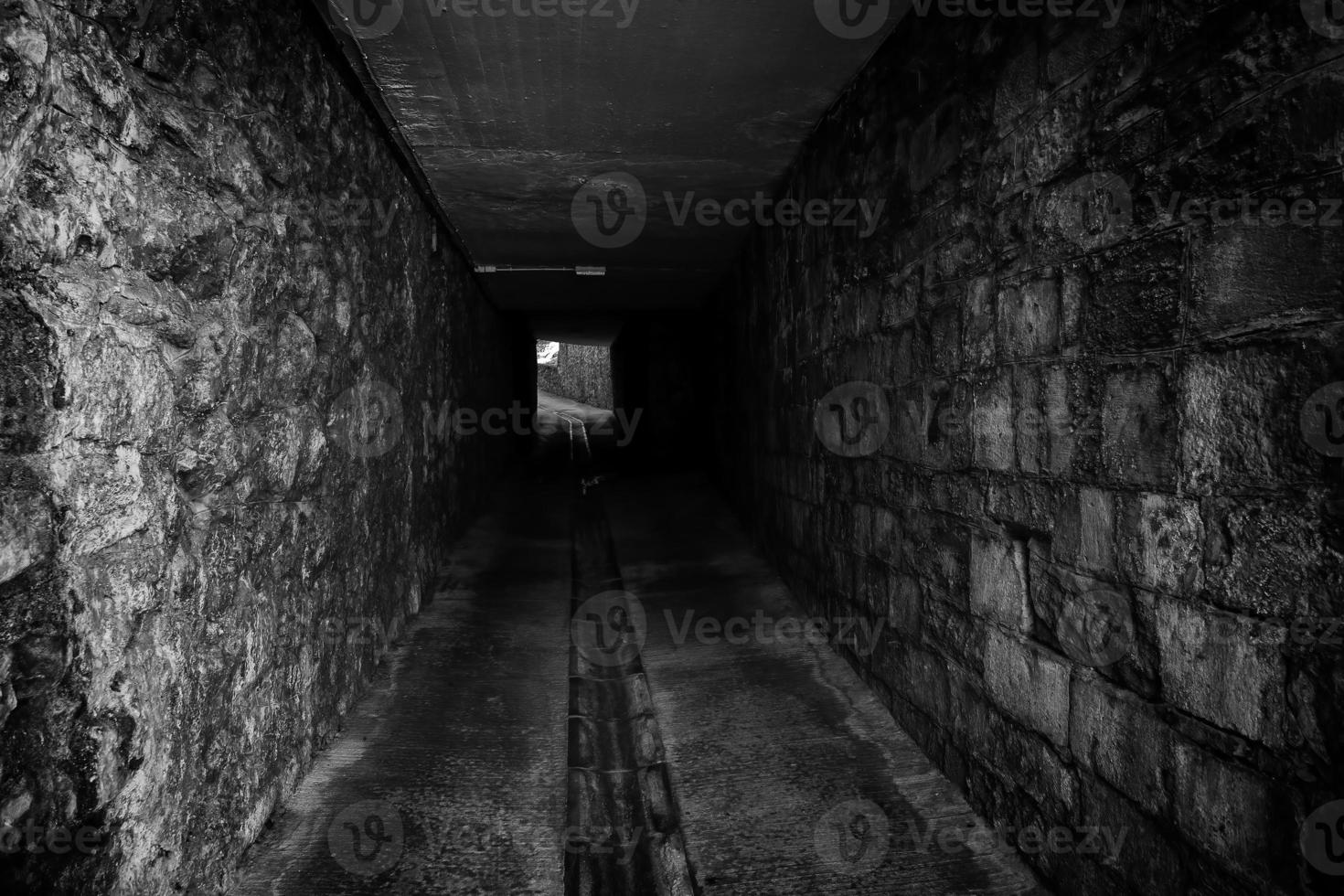 túnel oscuro y aterrador foto