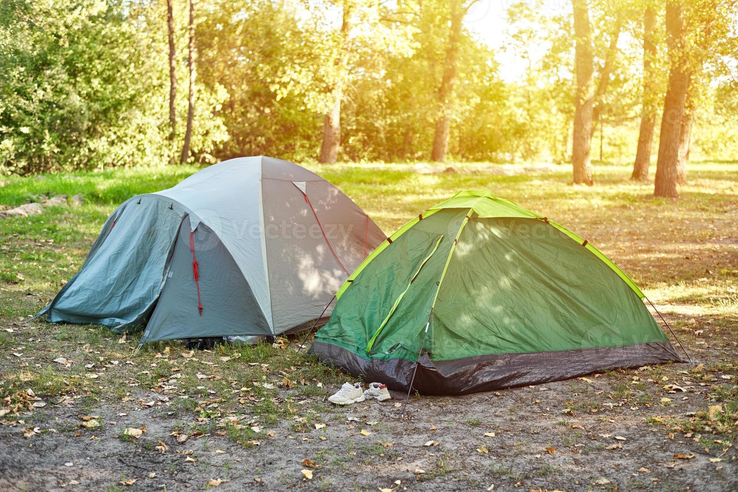 dos tiendas de campaña turísticas en un bosque matutino foto