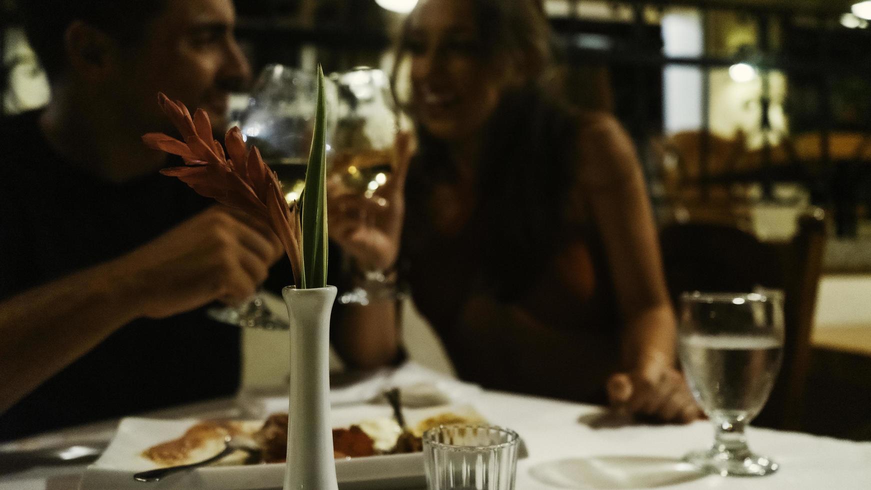 noche de cena romantica foto