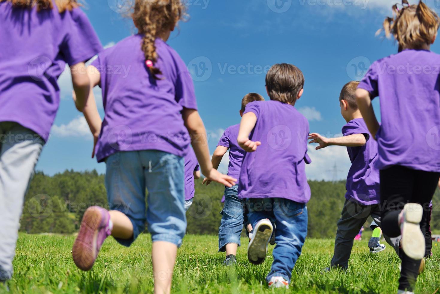 grupo de niños felices divertirse en la naturaleza foto