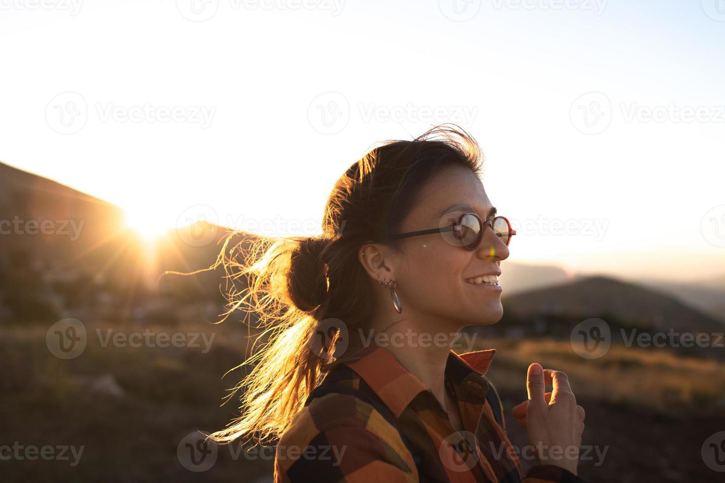 Retrato de una hermosa niña en la naturaleza foto