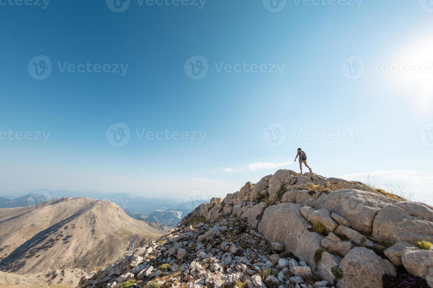 la niña viaja en las montañas. foto