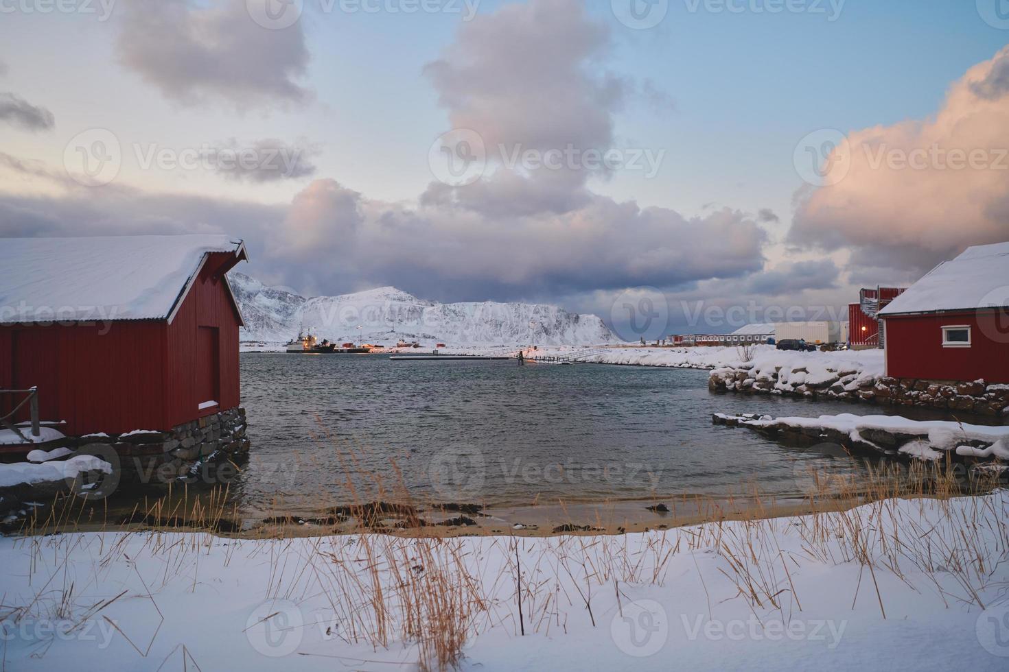 cabañas y barcos tradicionales de pescadores noruegos foto