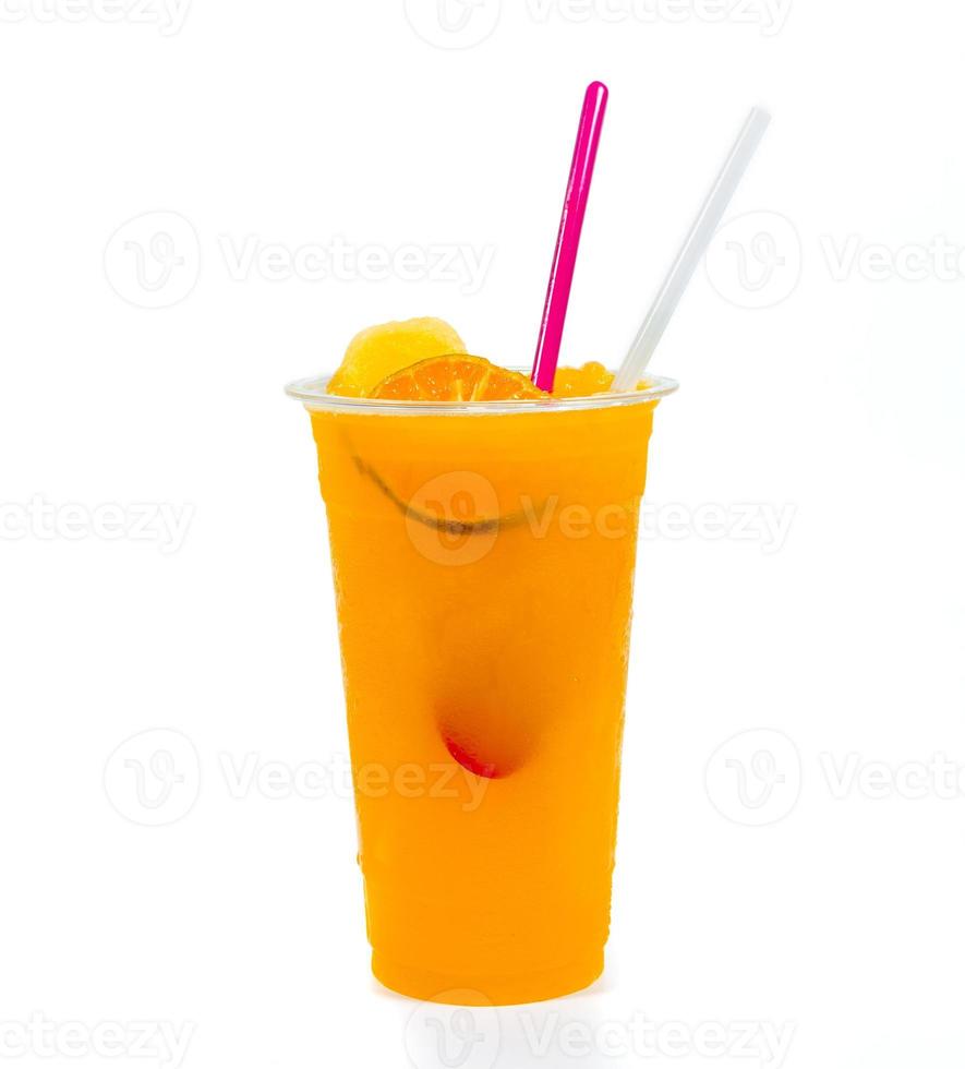 hielo granizado con naranja en un vaso de plástico de fondo blanco. foto