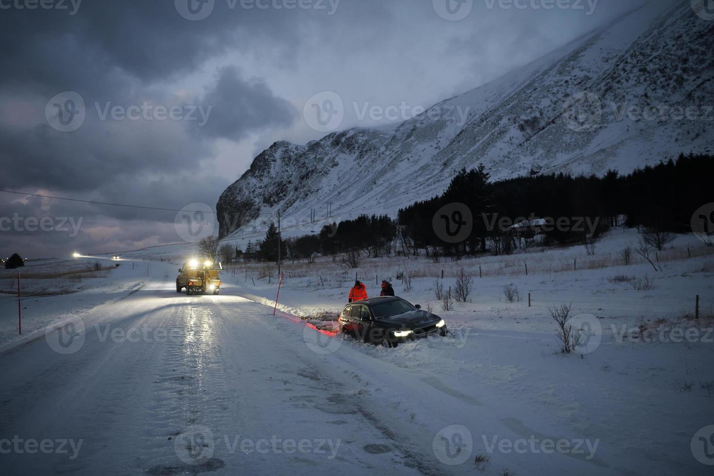 coche siendo remolcado después de un accidente en una tormenta de nieve foto