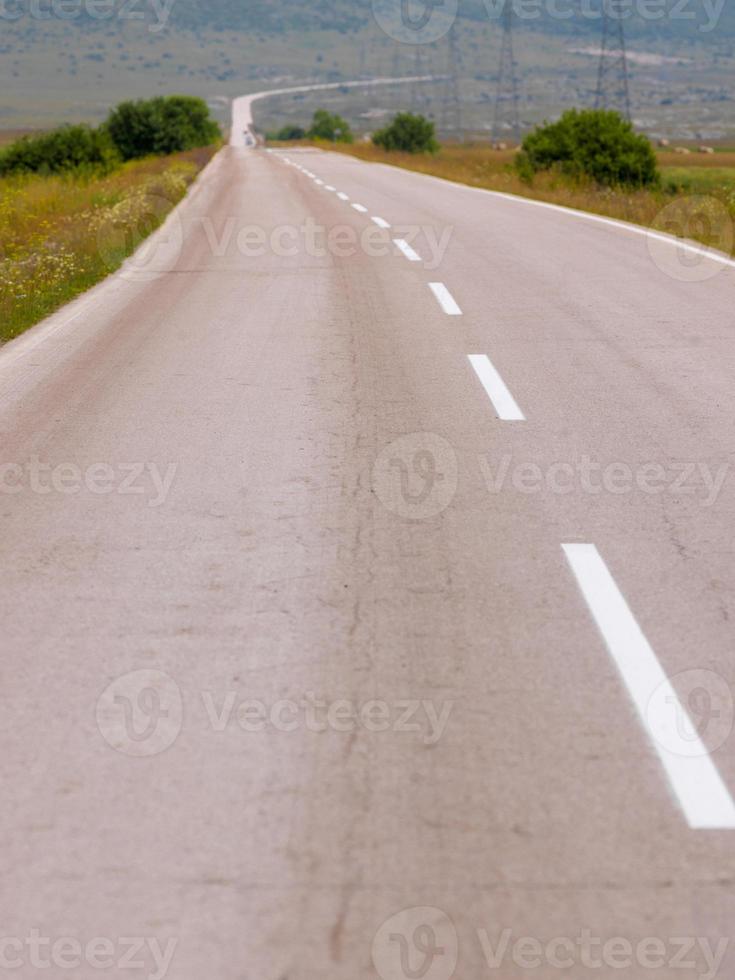 carretera asfaltada en un hermoso campo foto