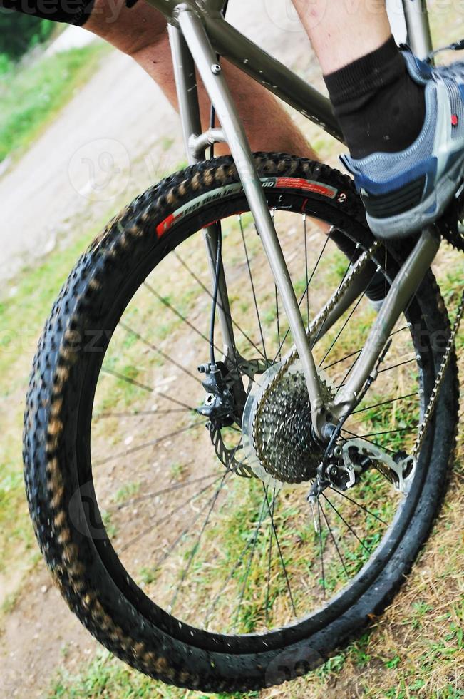 montar bicicleta hombre al aire libre foto