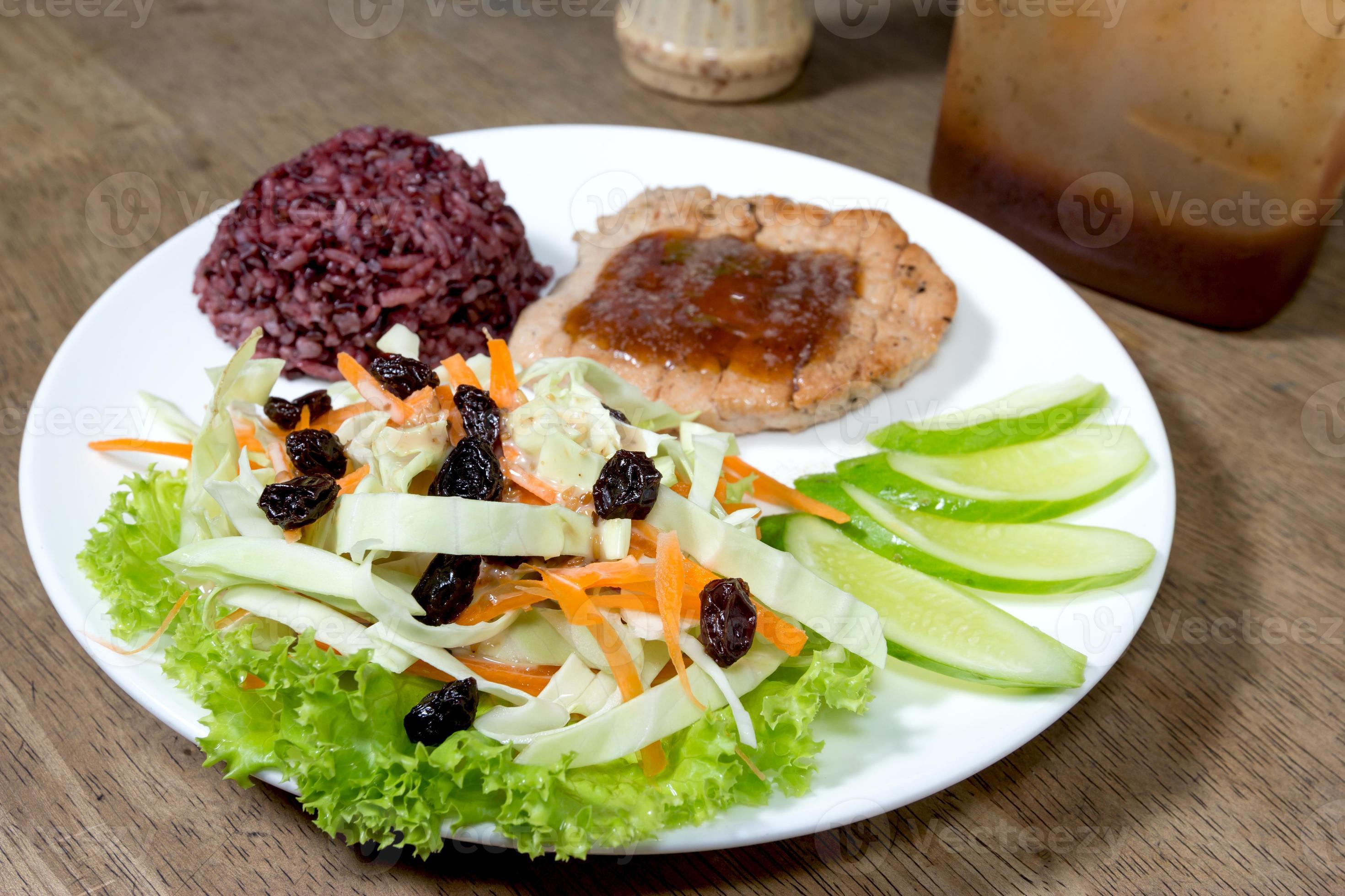 salad with steak and cooked jasmine rice 10733326 Stock Photo at Vecteezy